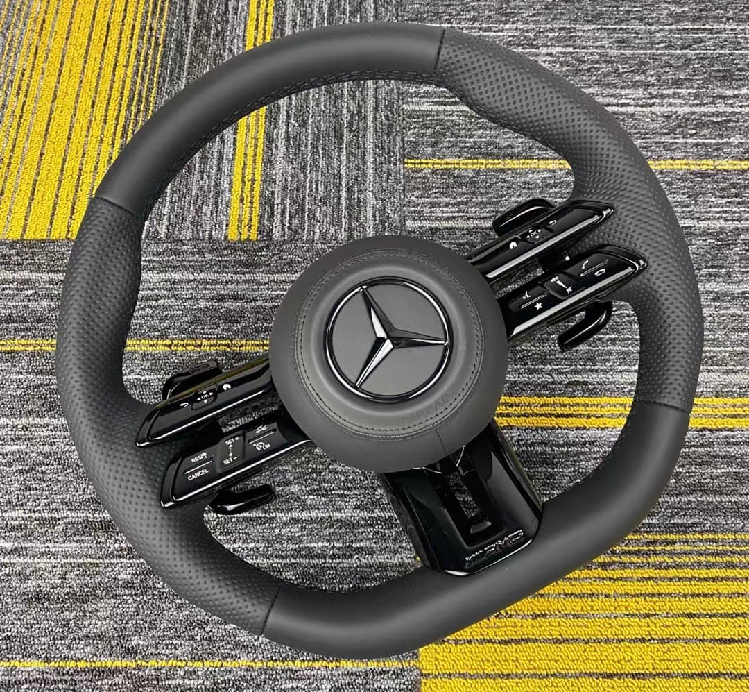 Hình ảnh vô lăng AMG bọc da trùng với màu nội thất của đa số xe Mercedes