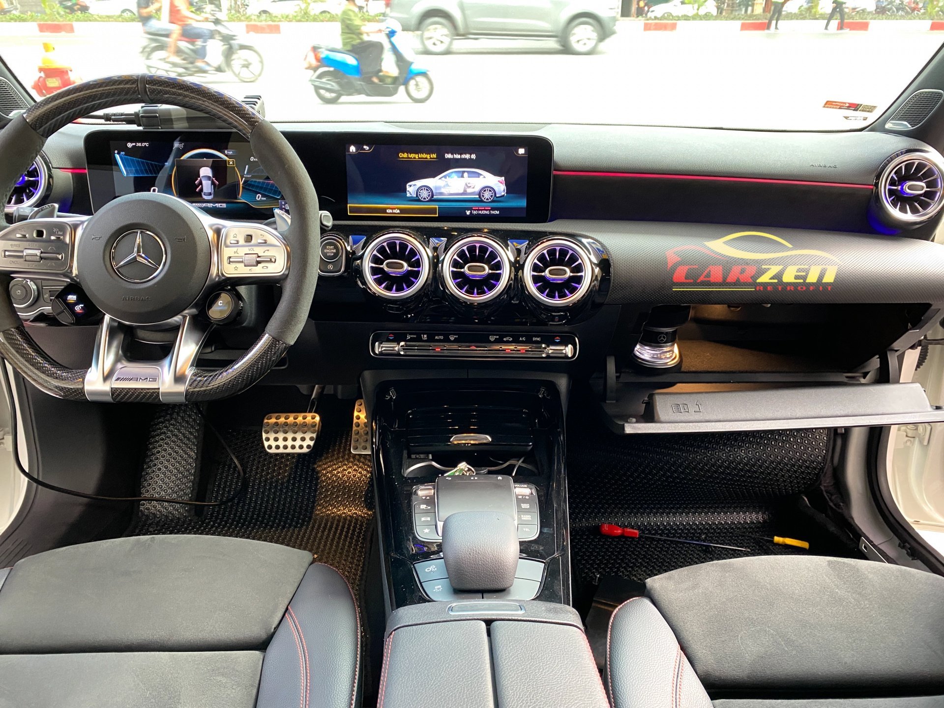 Xe Mercedes được nâng cấp màn hình Android và loa xoay 4D